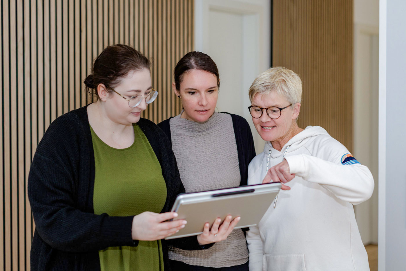 karriere-slider-drei-mitarbeiterinnen-besprechung-tablet