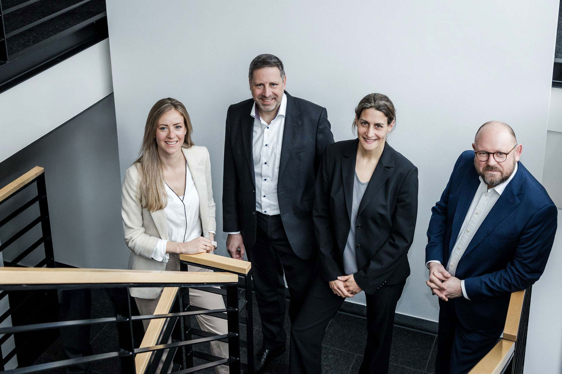 startseite-slider-gruppenfoto-treppenhaus2025-10