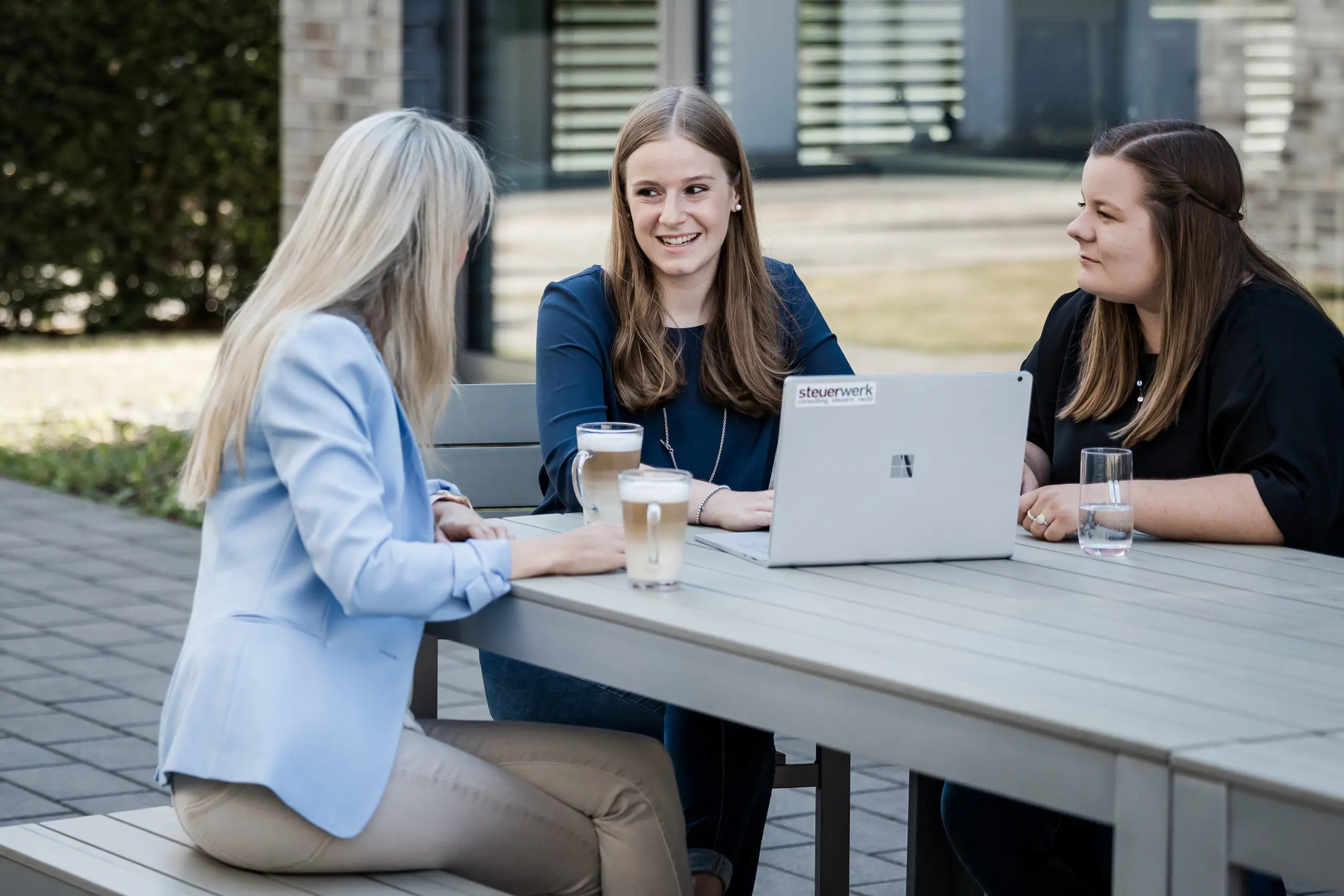 15 – Steuerwerk_Team1_2022_focusbluefotografie-015 Team am Tisch