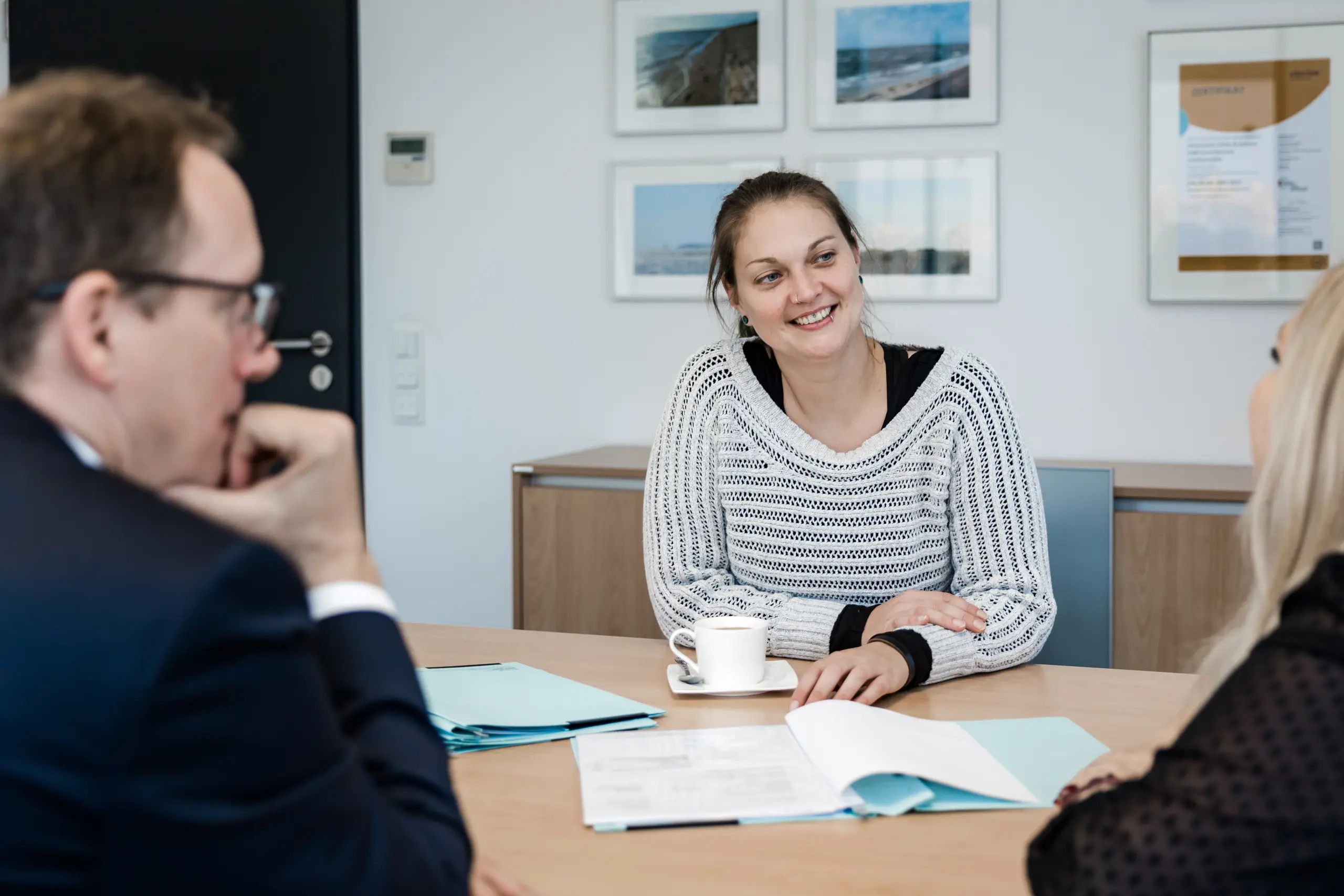 53 – Steuerwerk_Recht_2022_focusbluefotografie-053 Team am Tisch