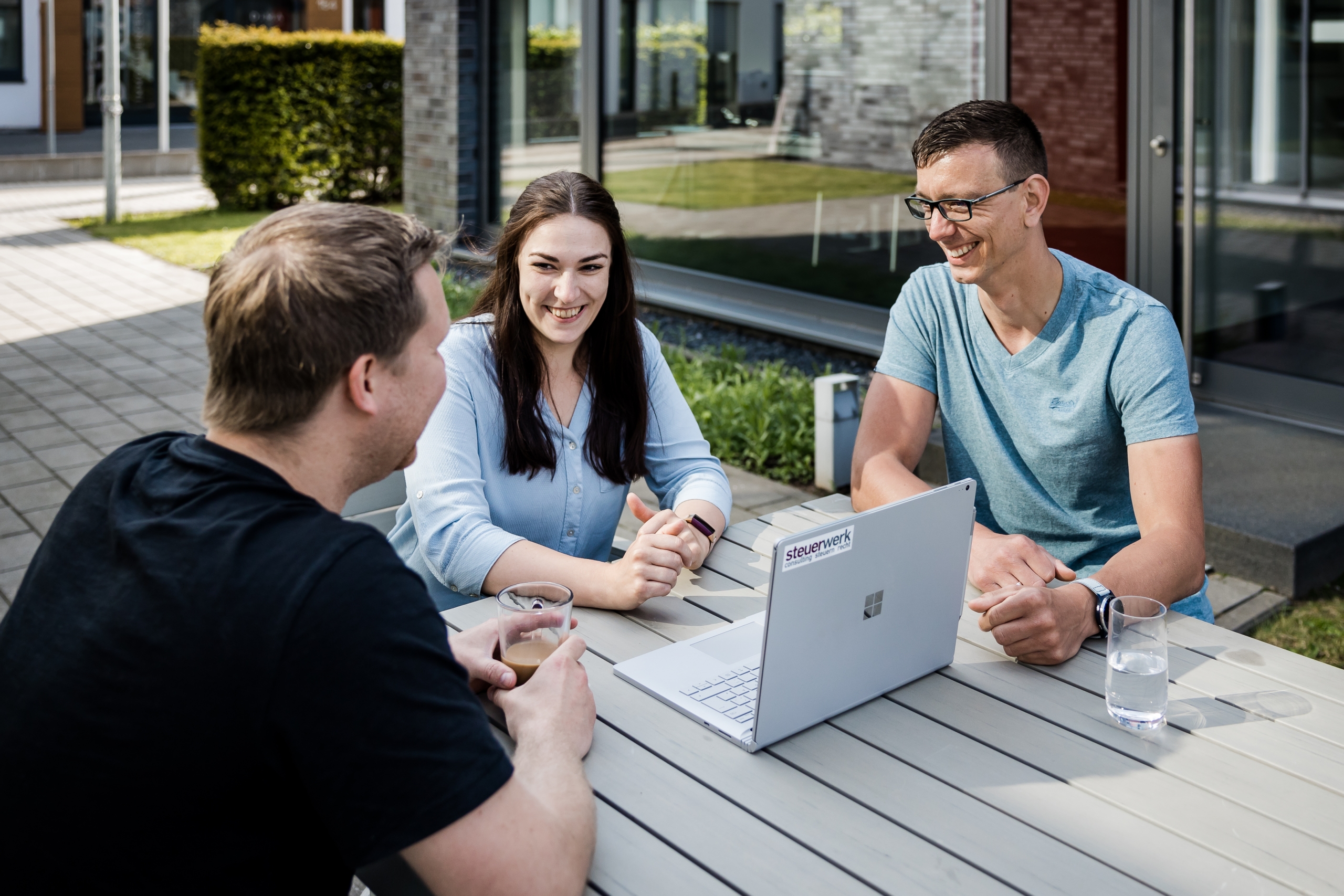 Team Lohn draußen am Tisch