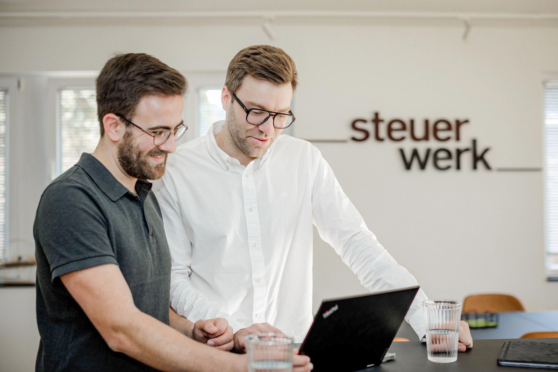 kanzlei-galerie-2kollegen-am-thinkpad-027