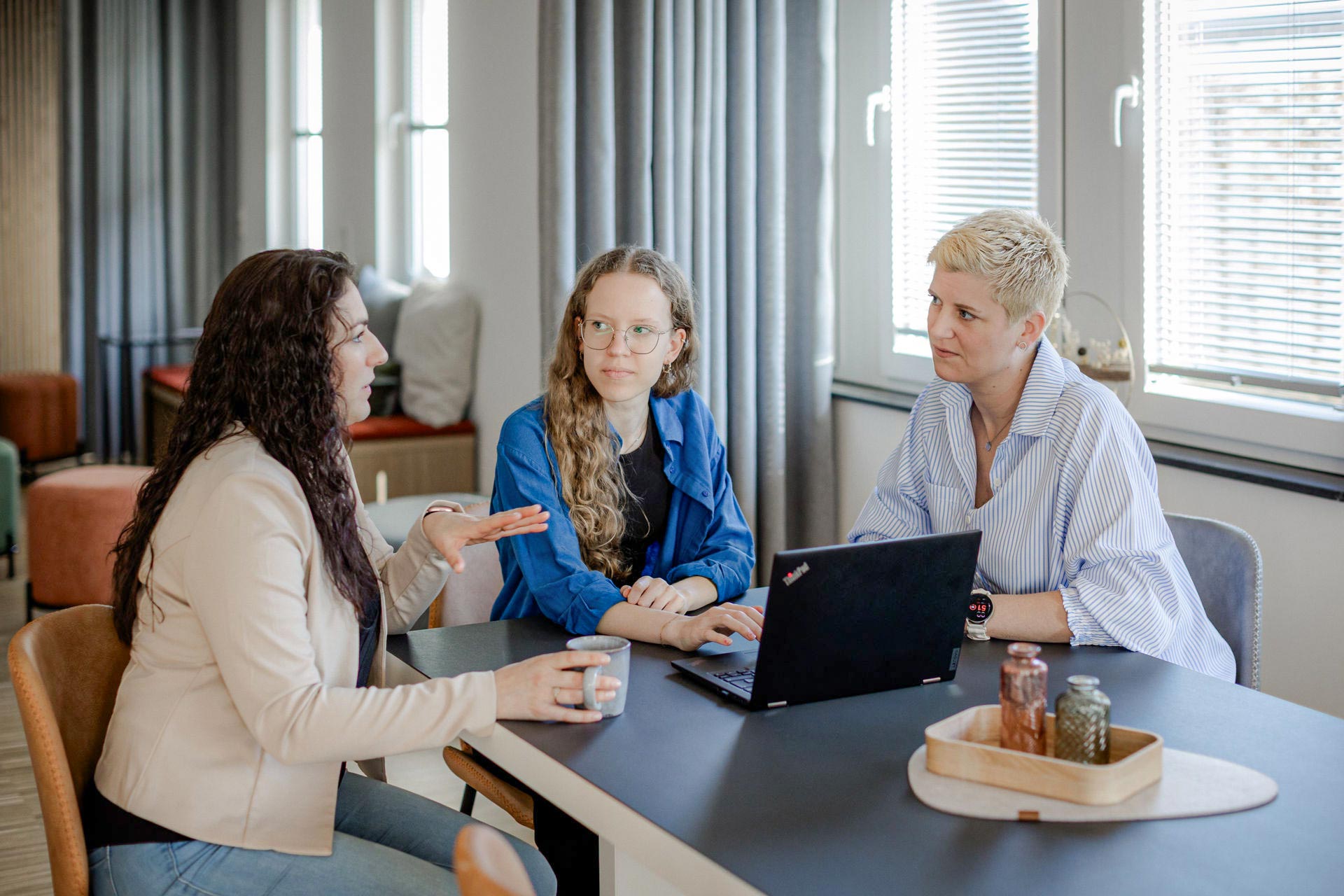 kanzlei-galerie-3kollginnen-diskutieren-am–thinkpad-014